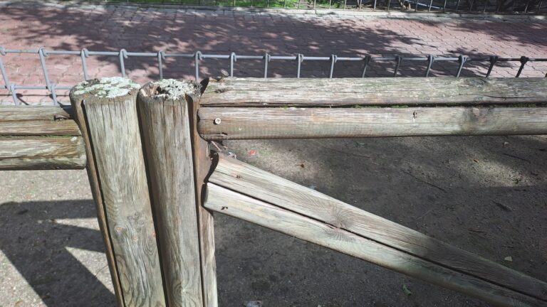 Valla oxidada del área canina de Vistalegre