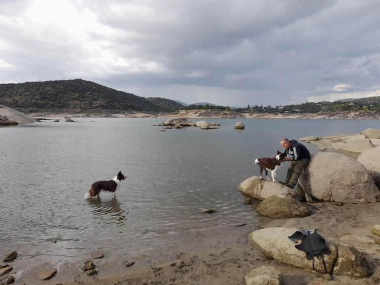 Héctor con sus perros Connor y Milka
