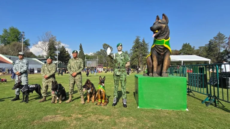 Arkadas al lado del monumento en honor a Proteo
