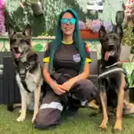 Patricia con sus perros de búsqueda y rescate