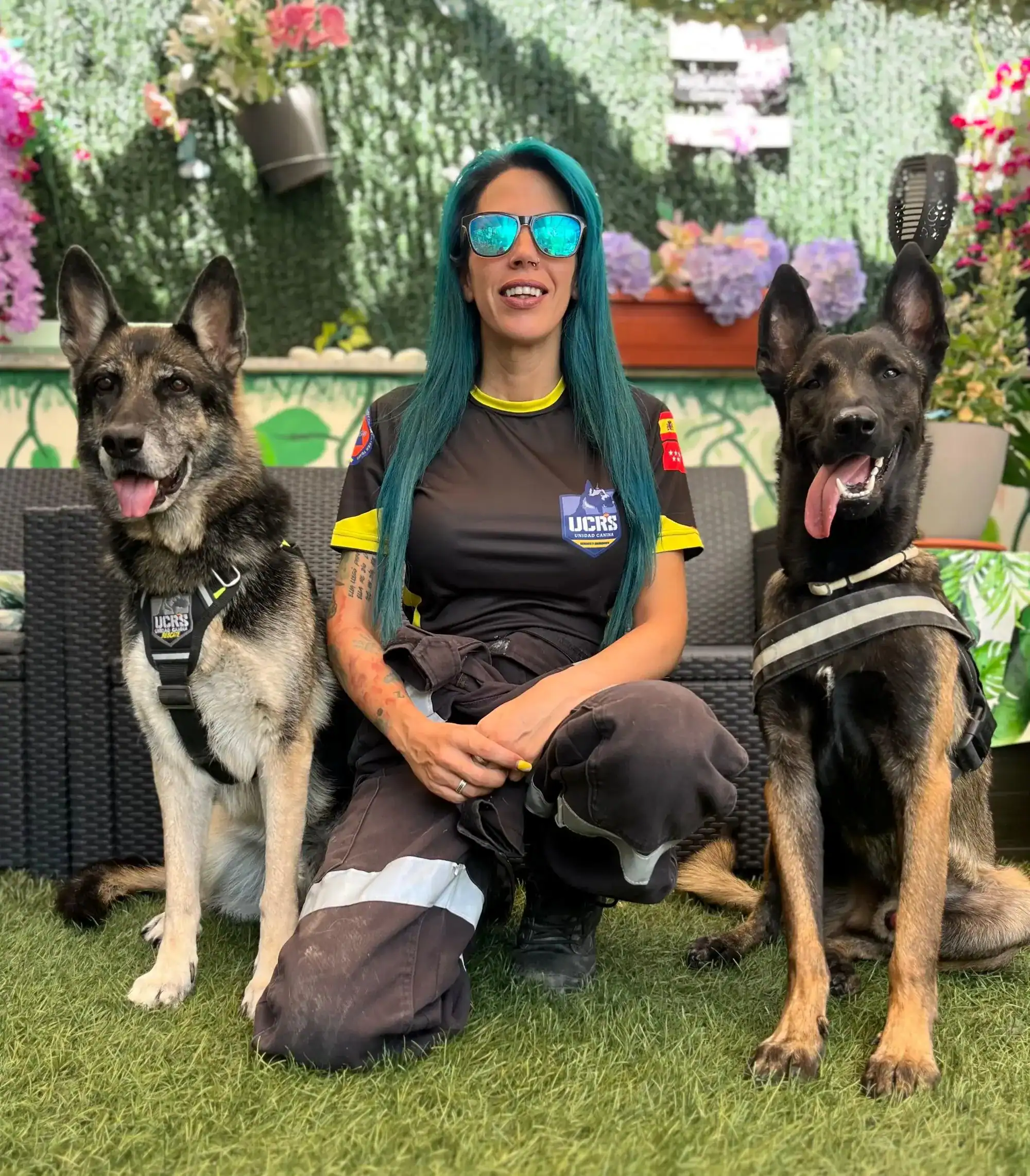Patricia con sus perros de búsqueda y rescate