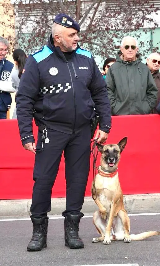 Alfonso Toribio con su agente K9