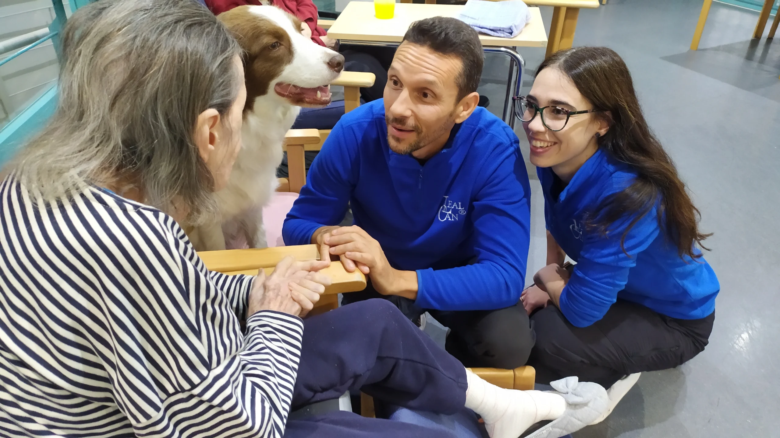 Tecnicos de Lealcan con perro de terapia asistida