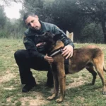 Daniel junto a su perra