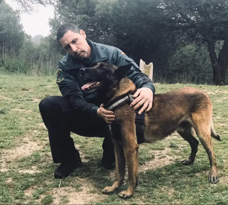 Daniel junto a su perra