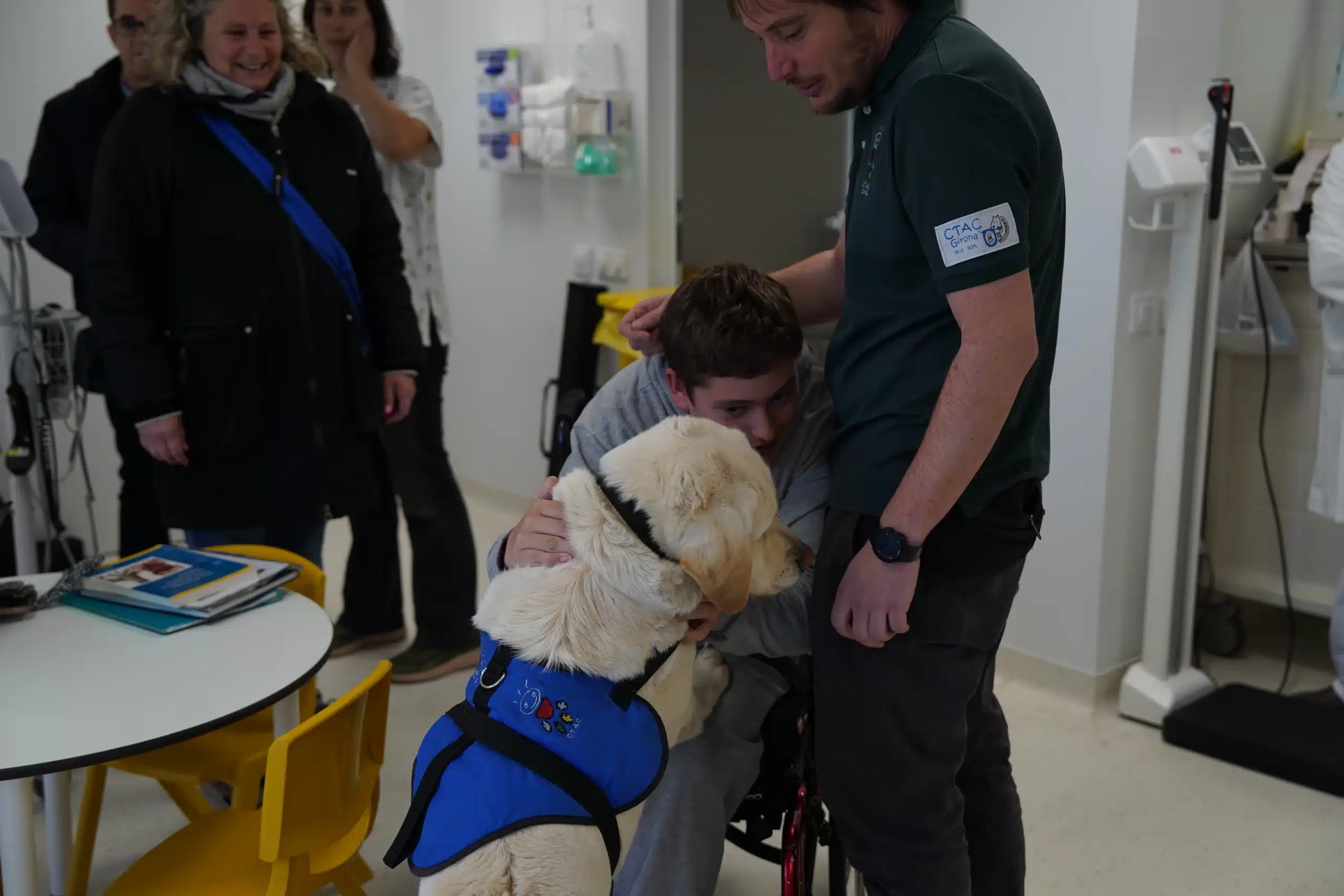 Terapia con perros reduce la sedación en niños con parálisis cerebral en el Hospital Trueta