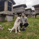 Daniel Conde junto a su perro