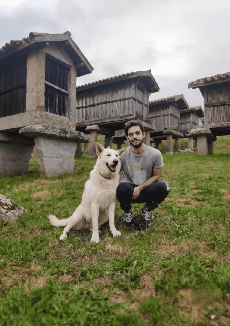 Daniel Conde junto a su perro