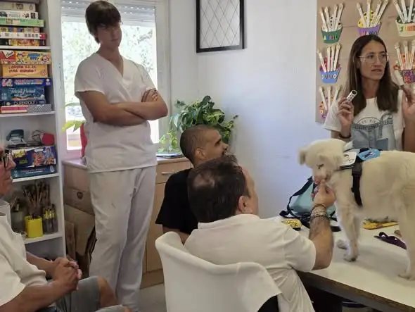 Terapia con perros en el Centro de Día San Luis Gonzaga de Valdemoro