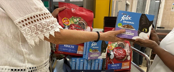 Comunidad de Madrid y FAADA impulsan ayudas de alimentación para animales de familias vulnerables